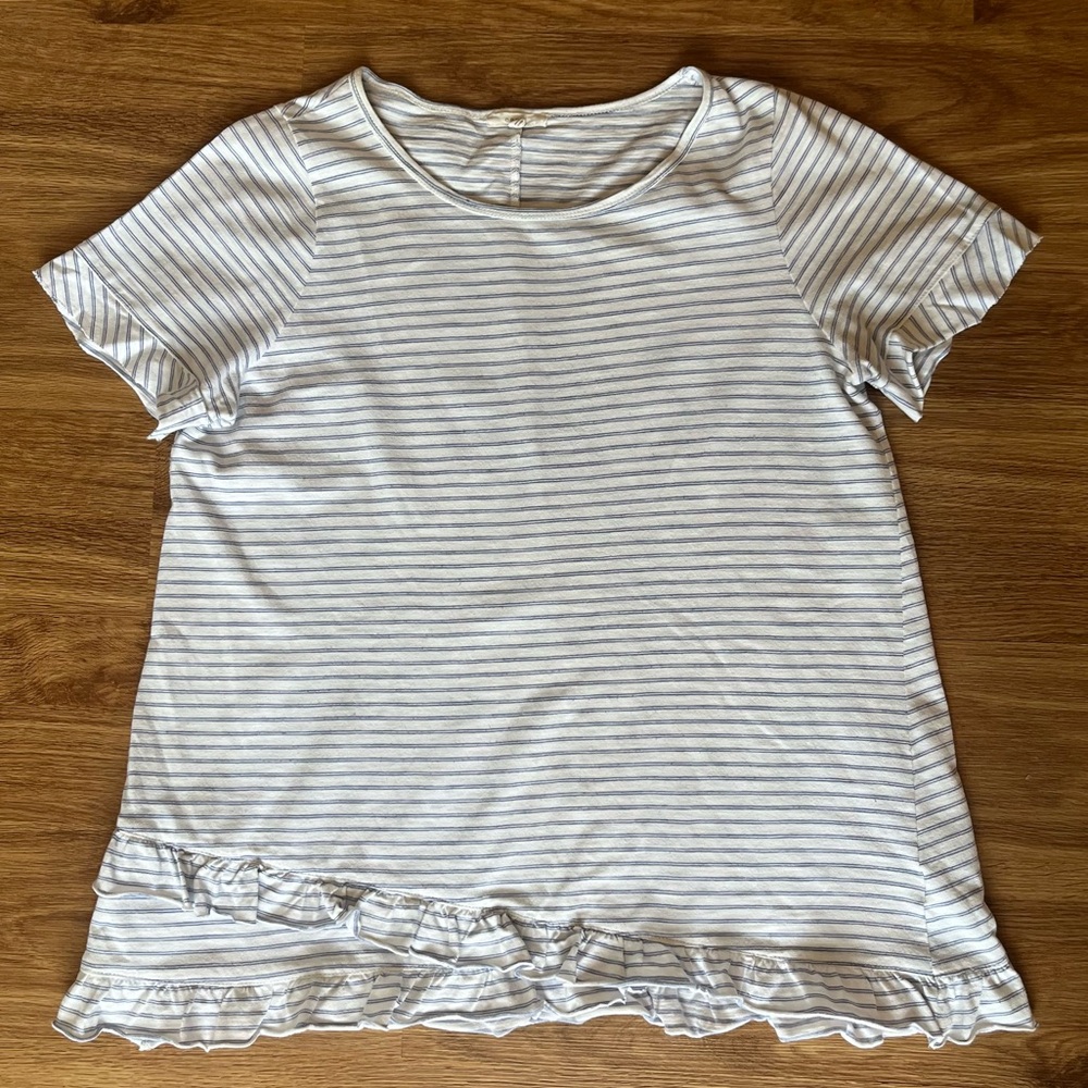 🟡3 for $15🟡 Easel Gray Striped Ruffle Hem Tee